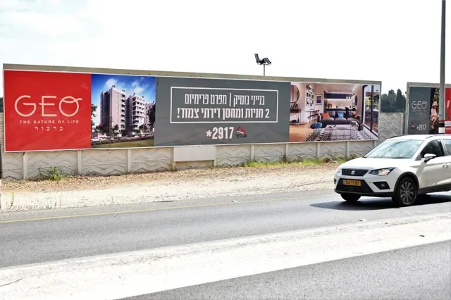 שלטי חוצות בפרדס חנה-כרכור מהמלאי של אריס מדיה