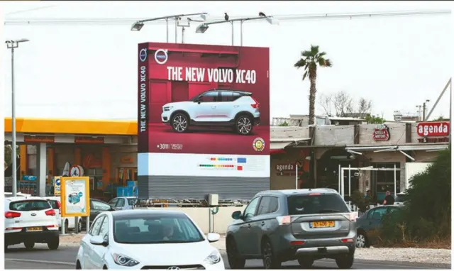 שלטי חוצות בקיסריה מהמלאי של אריס מדיה