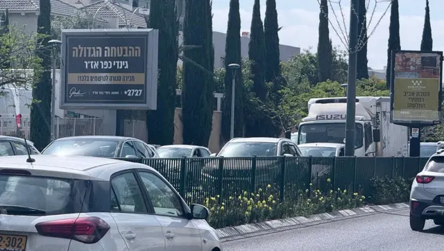 שלטי חוצות בקריית אונו מהמלאי של אריס מדיה