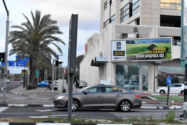 שלטי חוצות בקריית ביאליק מהמלאי של אריס מדיה