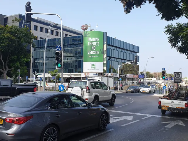 שלטי חוצות בהרצליה מהמלאי של אריס מדיה