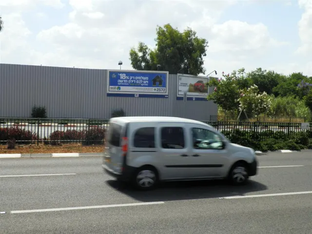 שלטי חוצות בראשון לציון מהמלאי של אריס מדיה