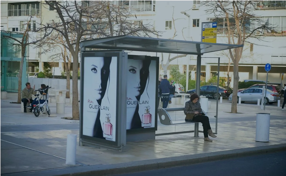 תחנת אוטובוס בתל אביב