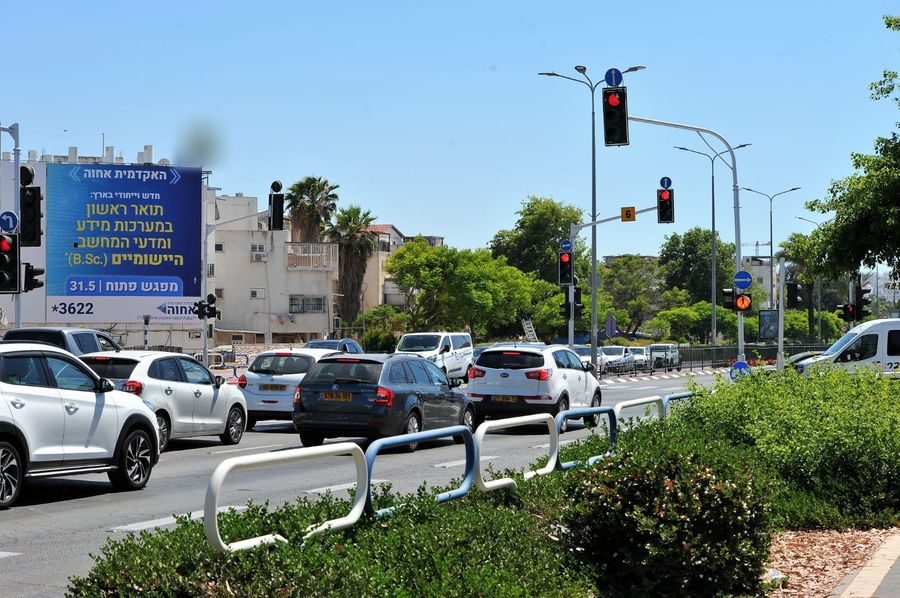 קיר בבני ברית, בכניסה לעיר