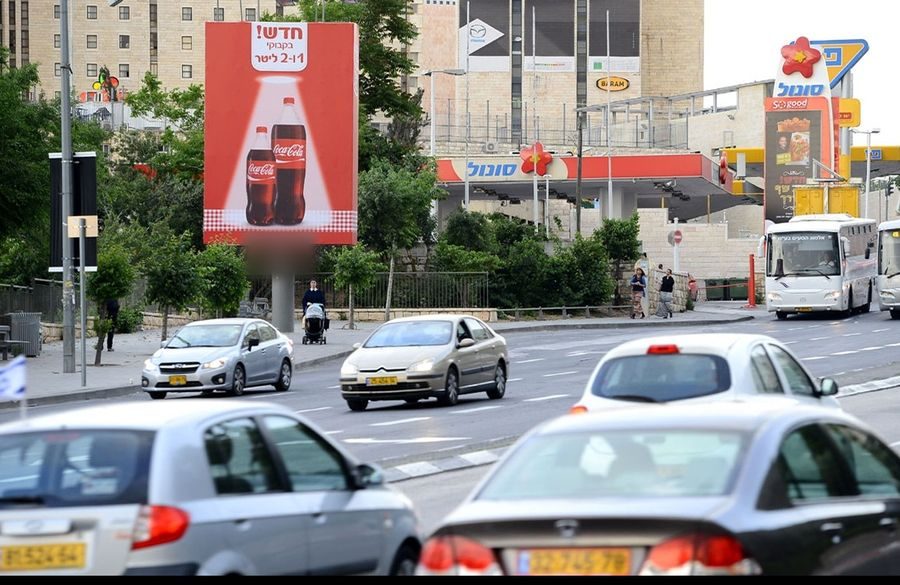 טוטם בכניסה לעיר, שדרות וייצמן ליד גשר המיתרים