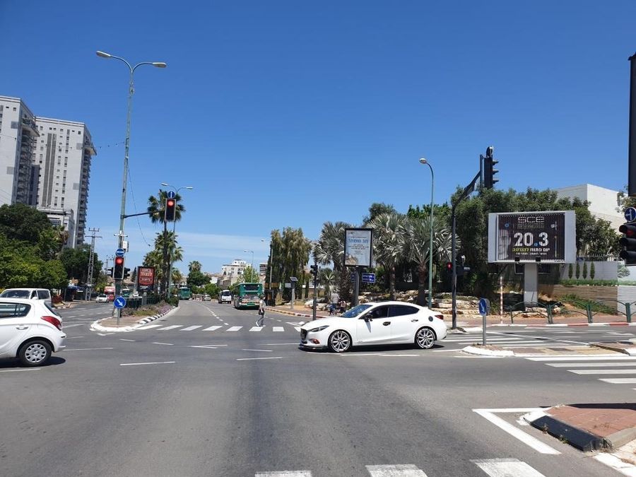 בילבורד ביציאה מקניון רחובות